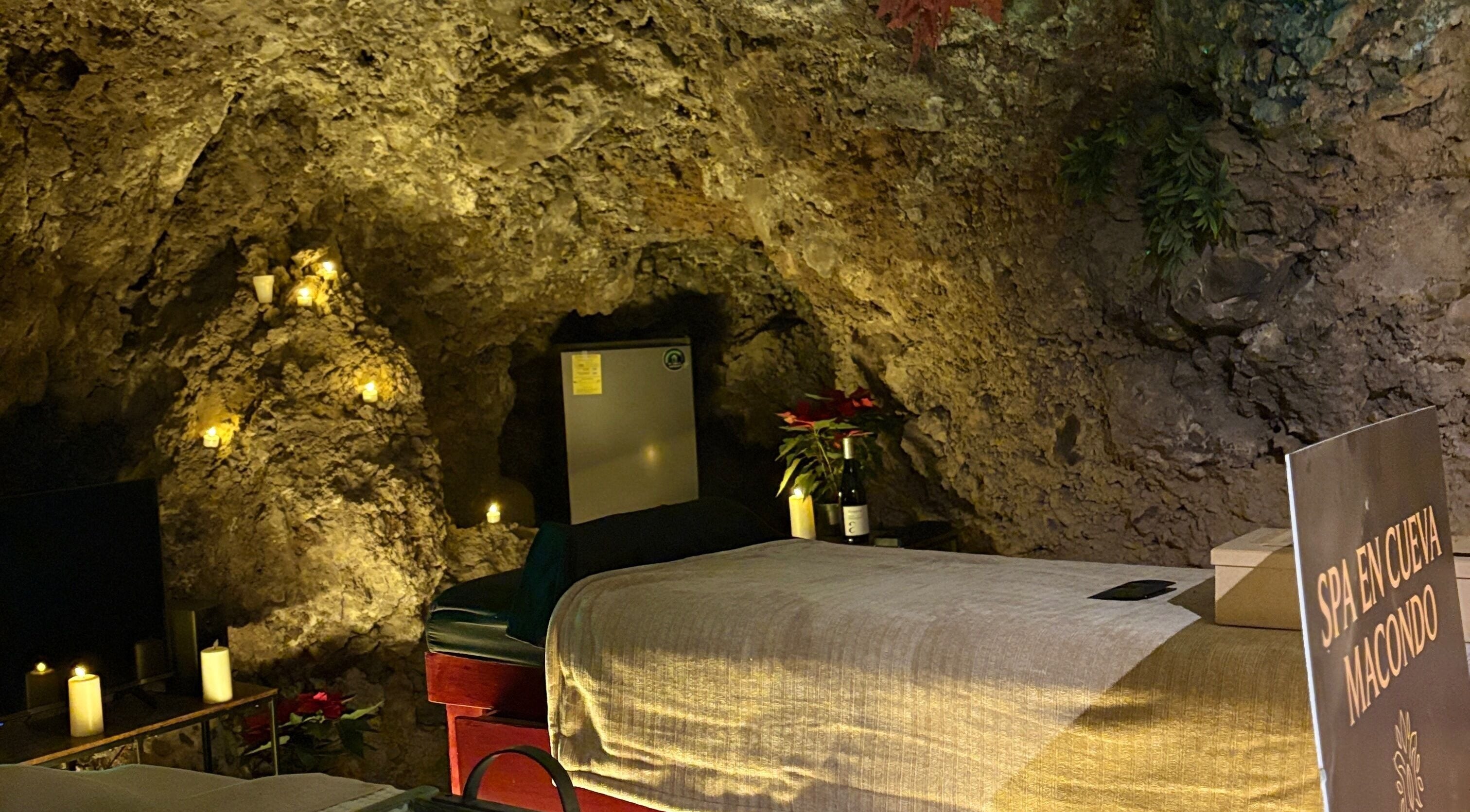 Ambiente relajante en Spa Macondo dentro de una cueva, Teotihuacán De Arista, Estado De México, MX.