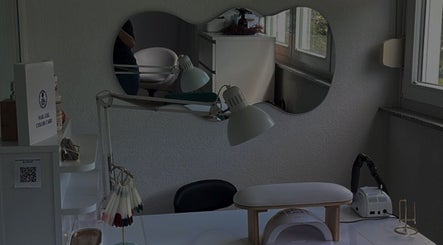 Moderner Nagelstudio-Bereich bei Caroline Nails Studio, Umkirch, Baden-Württemberg, DE, mit stilvollem Interieur.