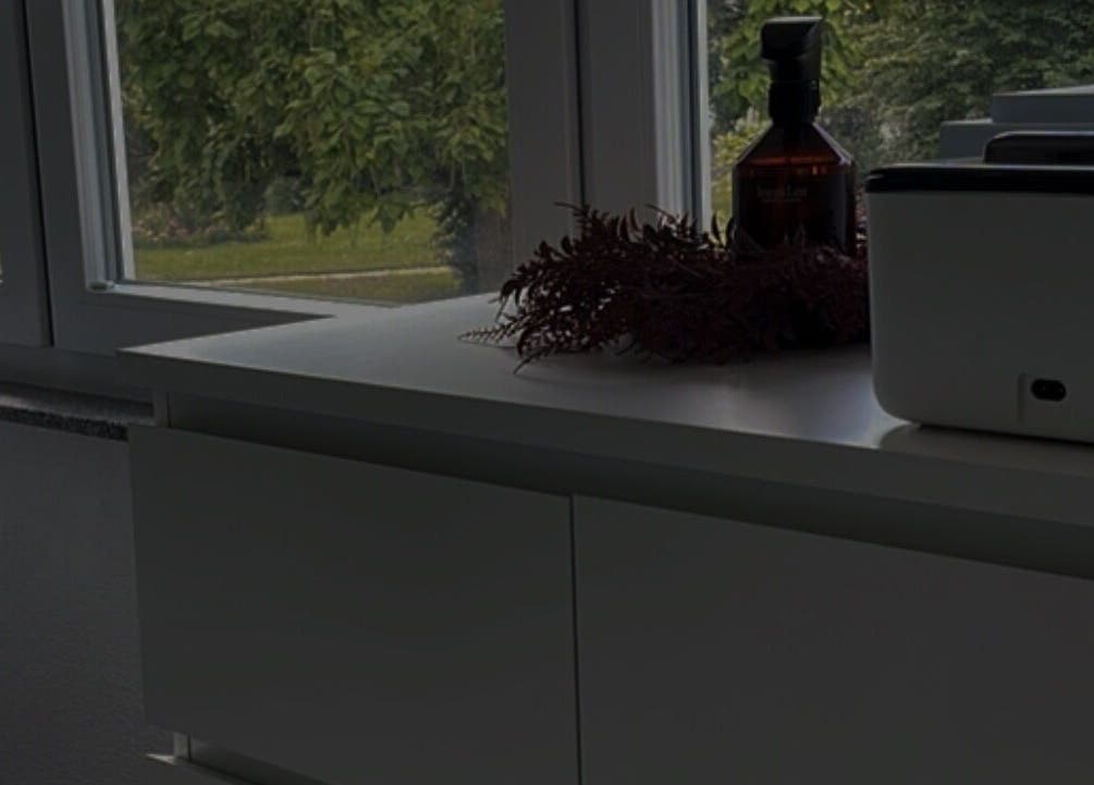 Innenraum von Caroline Nails Studio in Umkirch, Baden-Württemberg, DE, mit modernem Fenster und Pflegeprodukte.