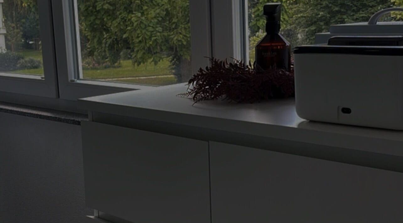 Innenraum von Caroline Nails Studio in Umkirch, Baden-Württemberg, DE, mit modernem Fenster und Pflegeprodukte.