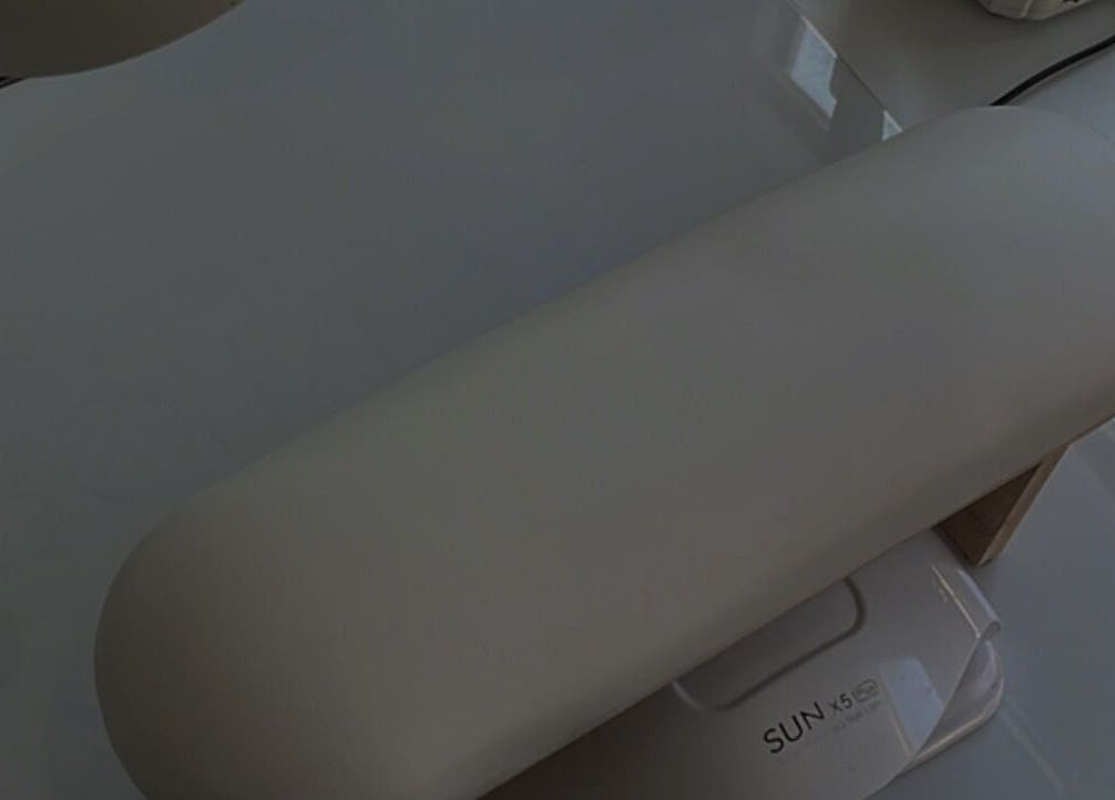 Nageltrockner bei Caroline Nails Studio, Umkirch, Baden-Württemberg, DE, zeigt moderne Nagelpflege-Station.