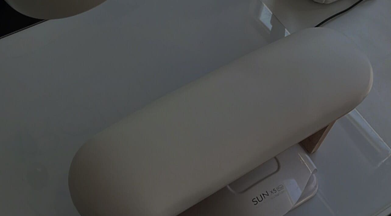 Nageltrockner bei Caroline Nails Studio, Umkirch, Baden-Württemberg, DE, zeigt moderne Nagelpflege-Station.