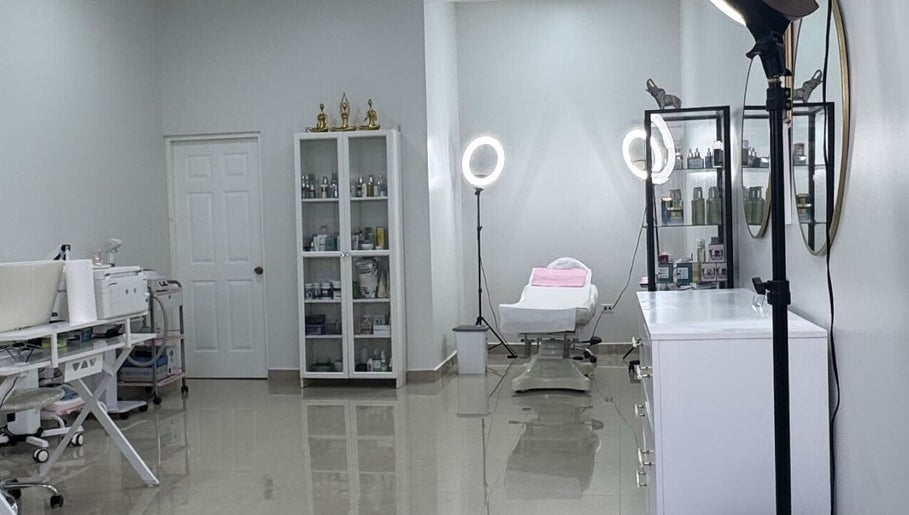 Espacio de tratamientos en Chelseas Beauty & Skin Spa, Tijuana, Baja California, MX, con equipo profesional.