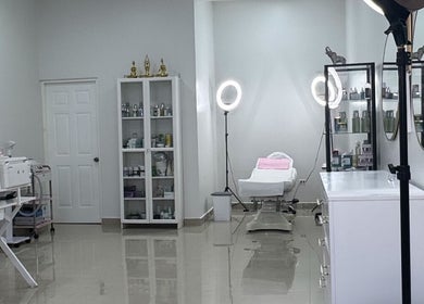 Espacio de tratamientos en Chelseas Beauty & Skin Spa, Tijuana, Baja California, MX, con equipo profesional.