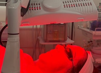 Terapia LED en Chelseas Beauty & skin spa en Tijuana, Baja California, MX. Relax bajo luz roja.