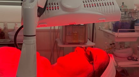 Terapia LED en Chelseas Beauty & skin spa en Tijuana, Baja California, MX. Relax bajo luz roja.