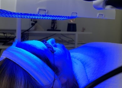 Terapia facial LED azul en Chelseas Beauty & Skin Spa, Tijuana, Baja California, MX, para rejuvenecimiento.