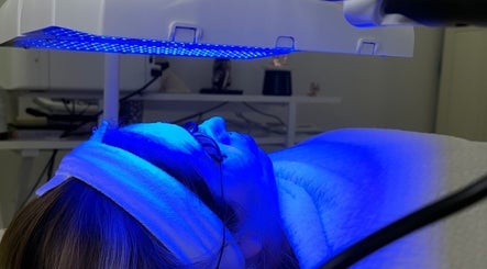 Terapia facial LED azul en Chelseas Beauty & Skin Spa, Tijuana, Baja California, MX, para rejuvenecimiento.
