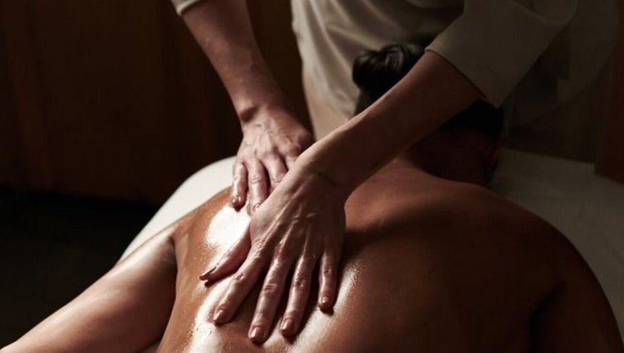 Massagem relaxante nas costas em BM Terapias, Freamunde, Porto, PT. Experiência revitalizante.