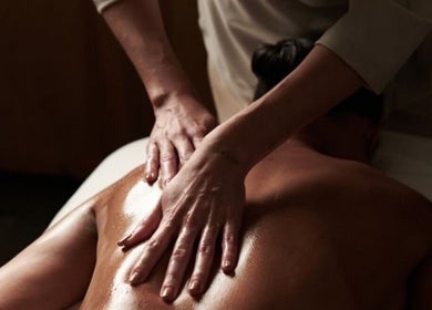 Massagem relaxante nas costas em BM Terapias, Freamunde, Porto, PT. Experiência revitalizante.