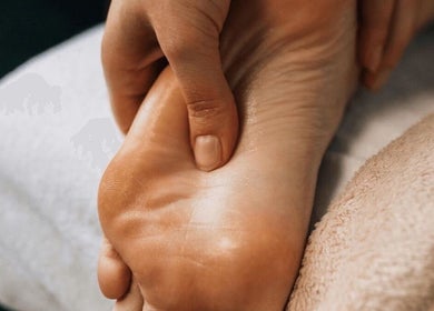 Massagem relaxante no pé em BM Terapias, Freamunde, Porto, PT, promovendo bem-estar e alívio do estresse.