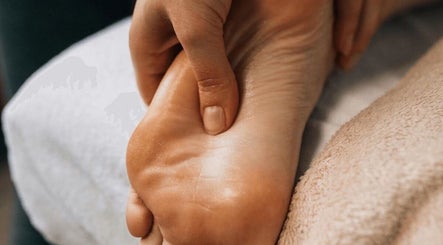 Massagem relaxante no pé em BM Terapias, Freamunde, Porto, PT, promovendo bem-estar e alívio do estresse.