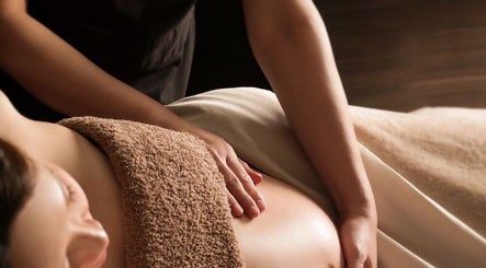 Massagem relaxante no BM Terapias, Freamunde, Porto, PT. Ambiente acolhedor e profissional.