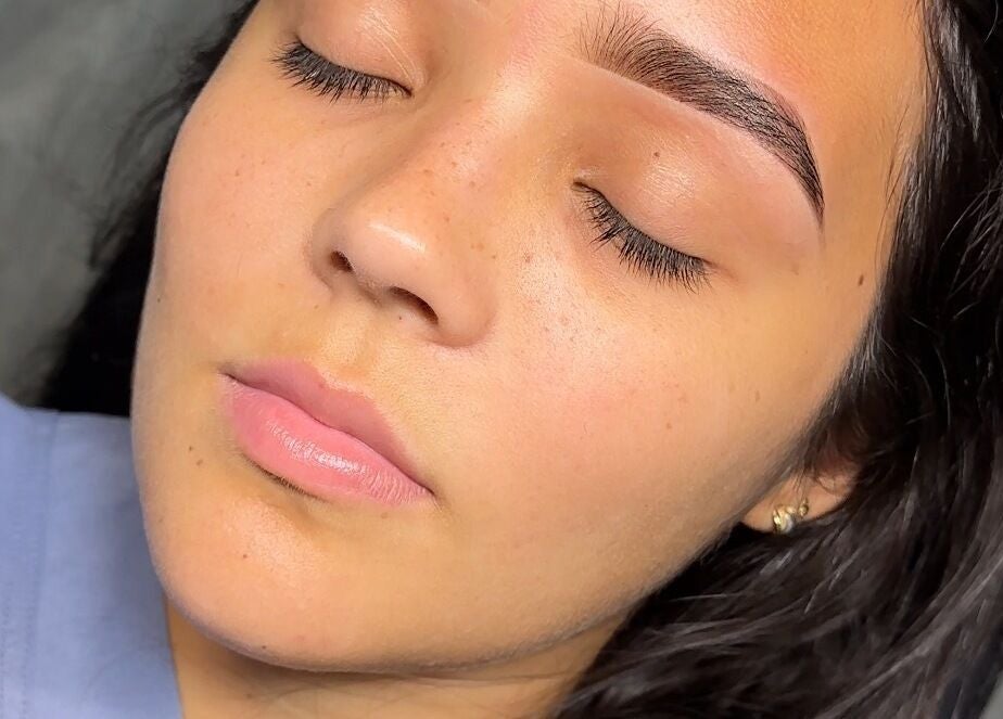 Expertly shaped eyebrows at Hilu Brows, Willemstad, CW, showcasing precision and beauty.