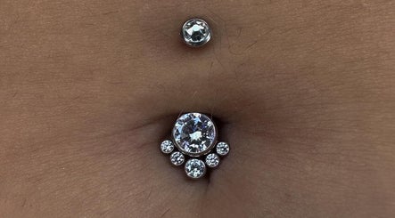 Piercing pępka z kryształami w Launo Piercing, Warszawa, Województwo Mazowieckie, PL.