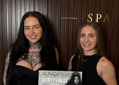 Dwie kobiety uśmiechają się w Launo Piercing, Warszawa, Województwo Mazowieckie, PL.