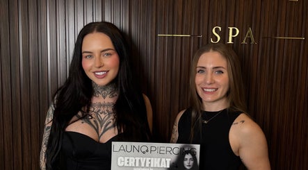 Dwie kobiety uśmiechają się w Launo Piercing, Warszawa, Województwo Mazowieckie, PL.