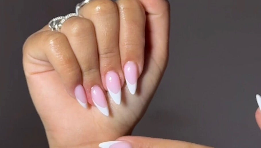 Manucure élégante chez NAILASHES à Annecy, Auvergne-rhône-alpes, FR offrant un style sophistiqué.