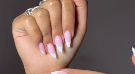 Manucure élégante chez NAILASHES à Annecy, Auvergne-rhône-alpes, FR offrant un style sophistiqué.