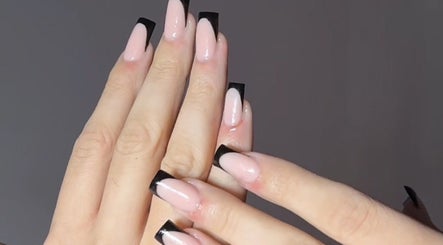 Manucure noir et rose à NAILASHES, Annecy, Auvergne-rhône-alpes, FR. Style chic et moderne.