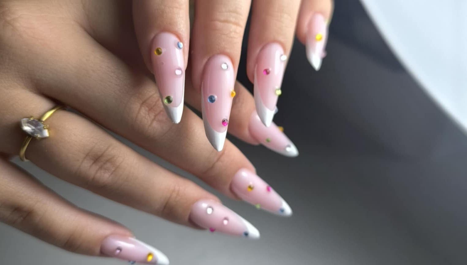 Stylowe paznokcie z ozdobami w Lisi Pazurek, Mięsy, Województwo Mazowieckie, PL.
