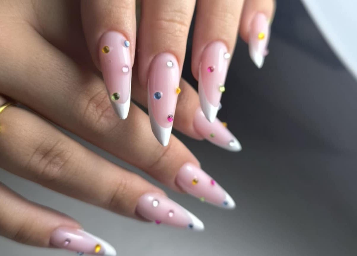 Stylowe paznokcie z ozdobami w Lisi Pazurek, Mięsy, Województwo Mazowieckie, PL.