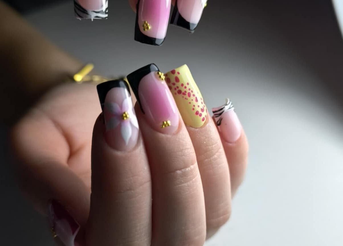 Kolorowe paznokcie z wzorami w Lisi Pazurek, Mięsy, Województwo Mazowieckie, PL.