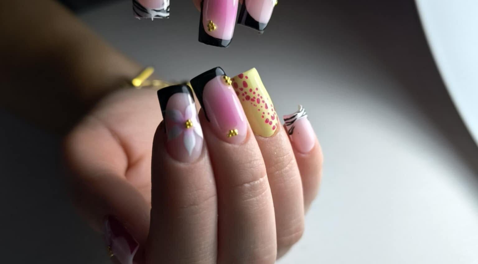 Kolorowe paznokcie z wzorami w Lisi Pazurek, Mięsy, Województwo Mazowieckie, PL.