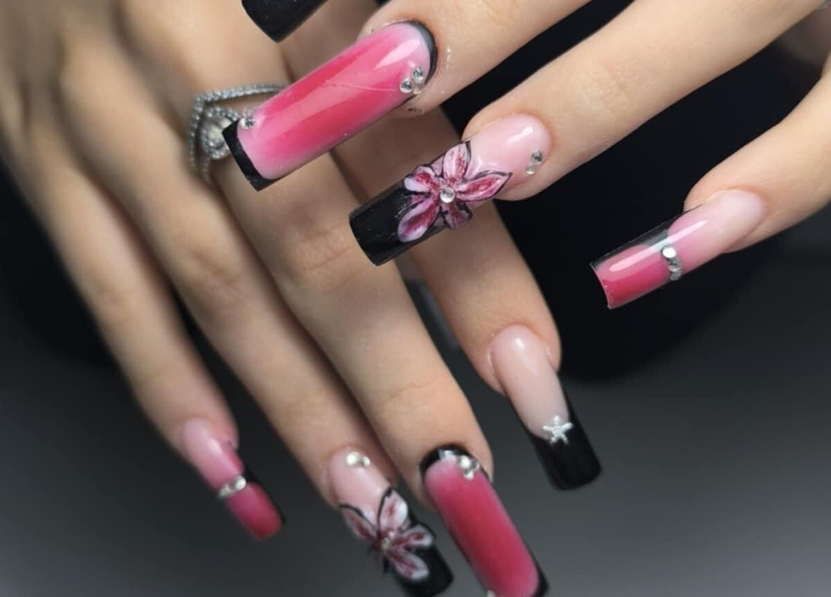 Stylowe paznokcie w Lisi Pazurek, Mięsy, Województwo Mazowieckie, PL z różowymi i czarnymi akcentami.