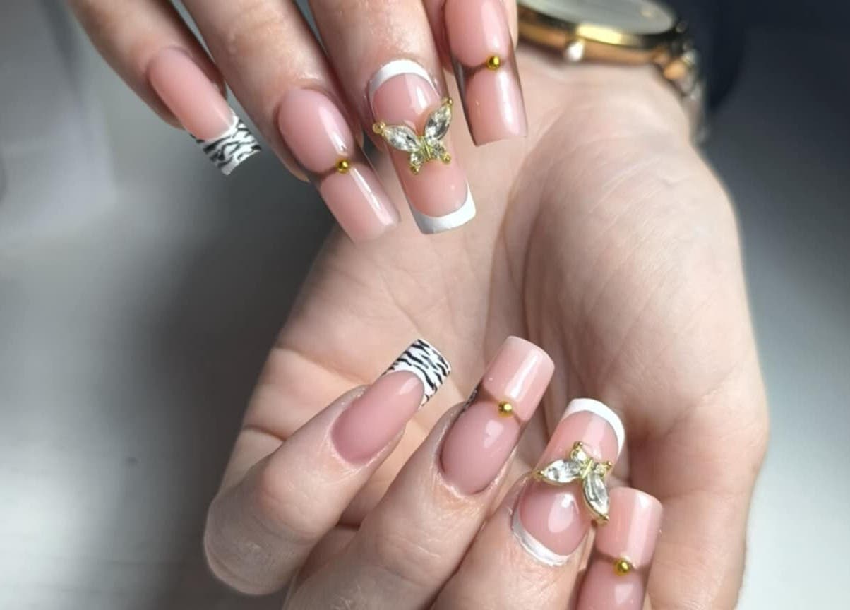 Eleganckie paznokcie z motylkiem w Lisi Pazurek, Mięsy, Województwo Mazowieckie, PL.