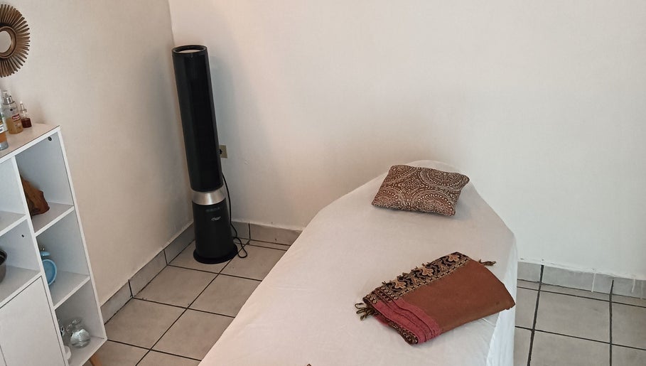 Camilla de masaje en Salud Pro, Irapuato, Guanajuato, MX. Ambiente acogedor y relajante.
