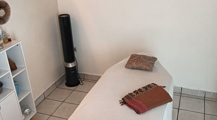 Camilla de masaje en Salud Pro, Irapuato, Guanajuato, MX. Ambiente acogedor y relajante.