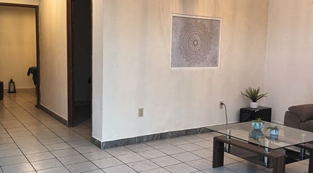 Sala minimalista de Salud Pro, Irapuato, Guanajuato, MX con mesa de vidrio y planta decorativa.