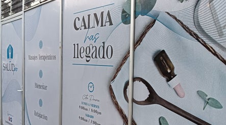 Cartel de Salud Pro en Irapuato, Guanajuato, MX ofreciendo masajes terapéuticos y bienvenida relajante.