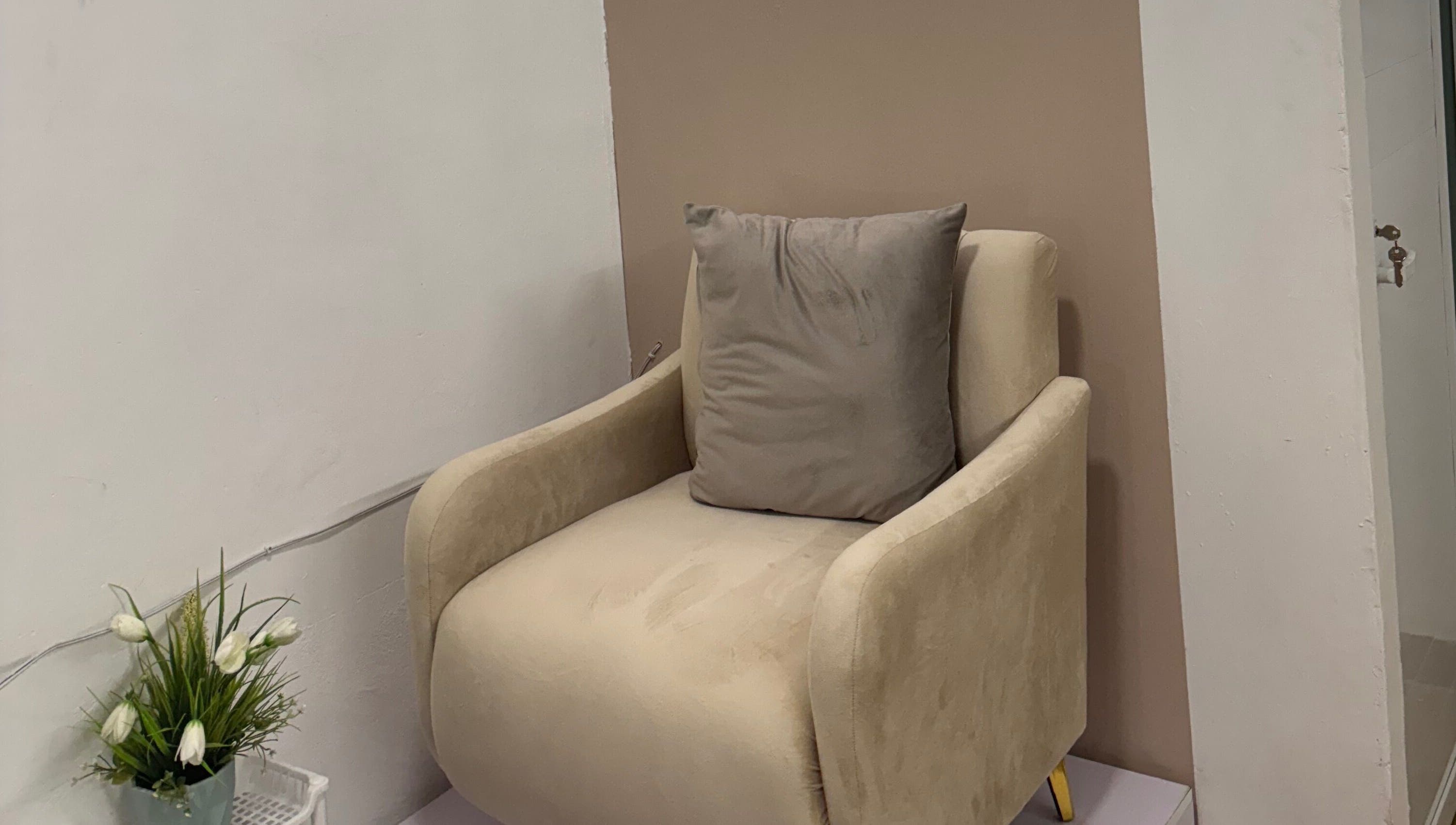 Cómodo sillón beige en Gaga Nails, Guadalajara, Jalisco, MX, ideal para relajarse.