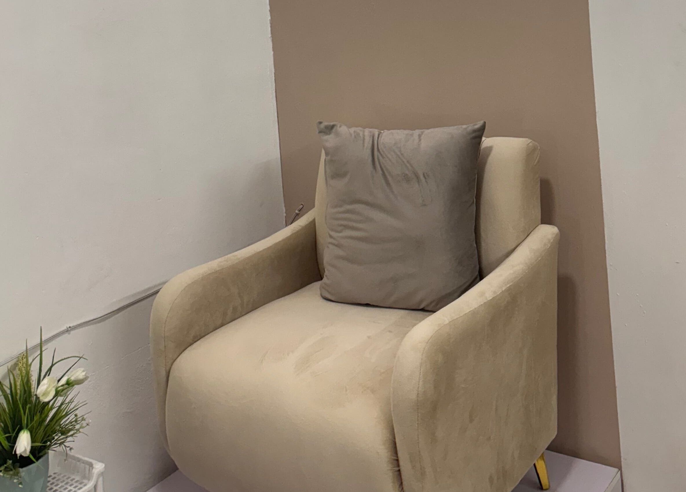 Cómodo sillón beige en Gaga Nails, Guadalajara, Jalisco, MX, ideal para relajarse.