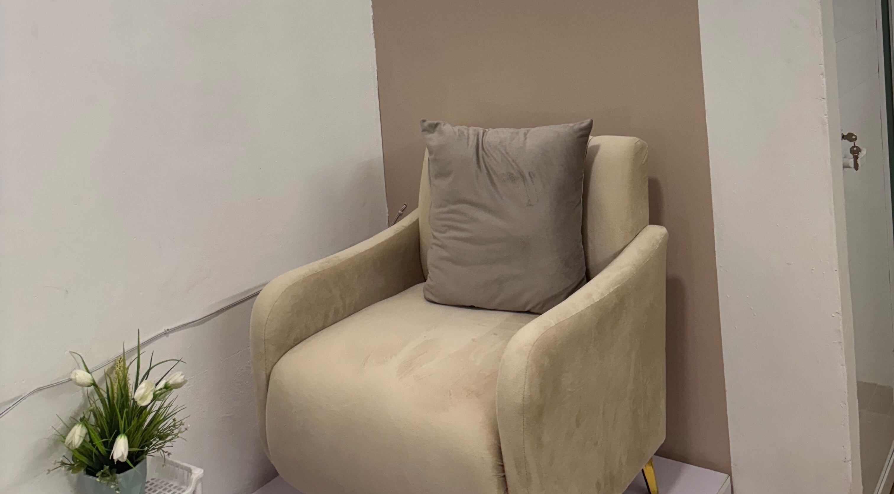 Cómodo sillón beige en Gaga Nails, Guadalajara, Jalisco, MX, ideal para relajarse.