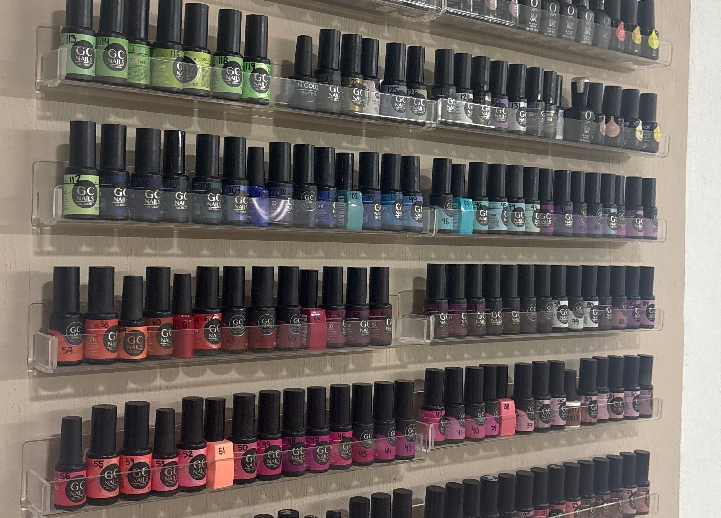 Estantes de esmaltes coloridos en Gaga Nails, Guadalajara, Jalisco, MX.