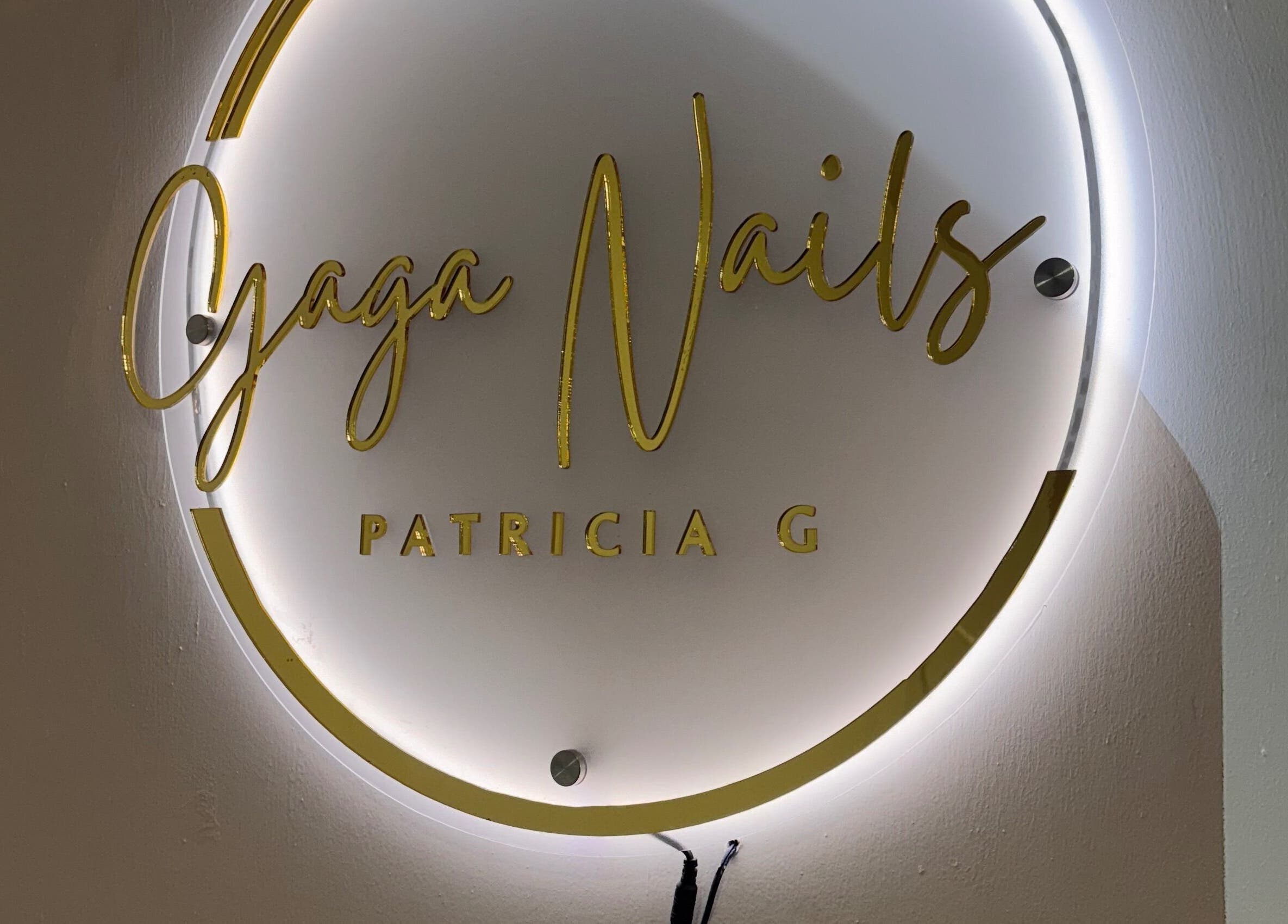 Letrero iluminado de Gaga Nails en Guadalajara, Jalisco, MX, con detalles dorados.