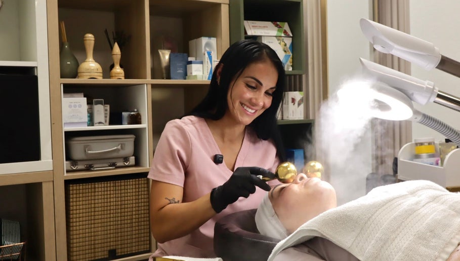 Tratamiento facial profesional en Solabella, Orlando, Florida, US con terapias de calor y vapor.