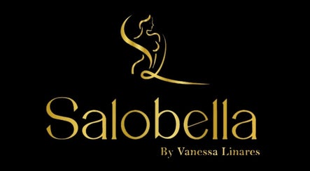 Logo dorado de Solabella en Orlando, Florida, US sobre fondo negro.