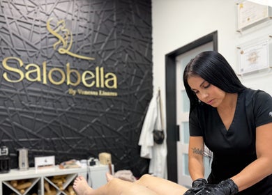 Profesional en Solabella ofrece tratamiento de belleza en Orlando, Florida, US.