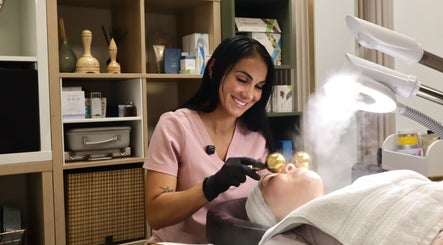Tratamiento facial en Solabella, Orlando, Florida, US con globos dorados para rejuvenecimiento de la piel.