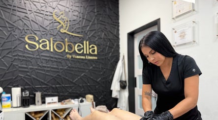 Esteticista realizando tratamiento en Salobella, Orlando, Florida, US. Servicio de belleza y bienestar.