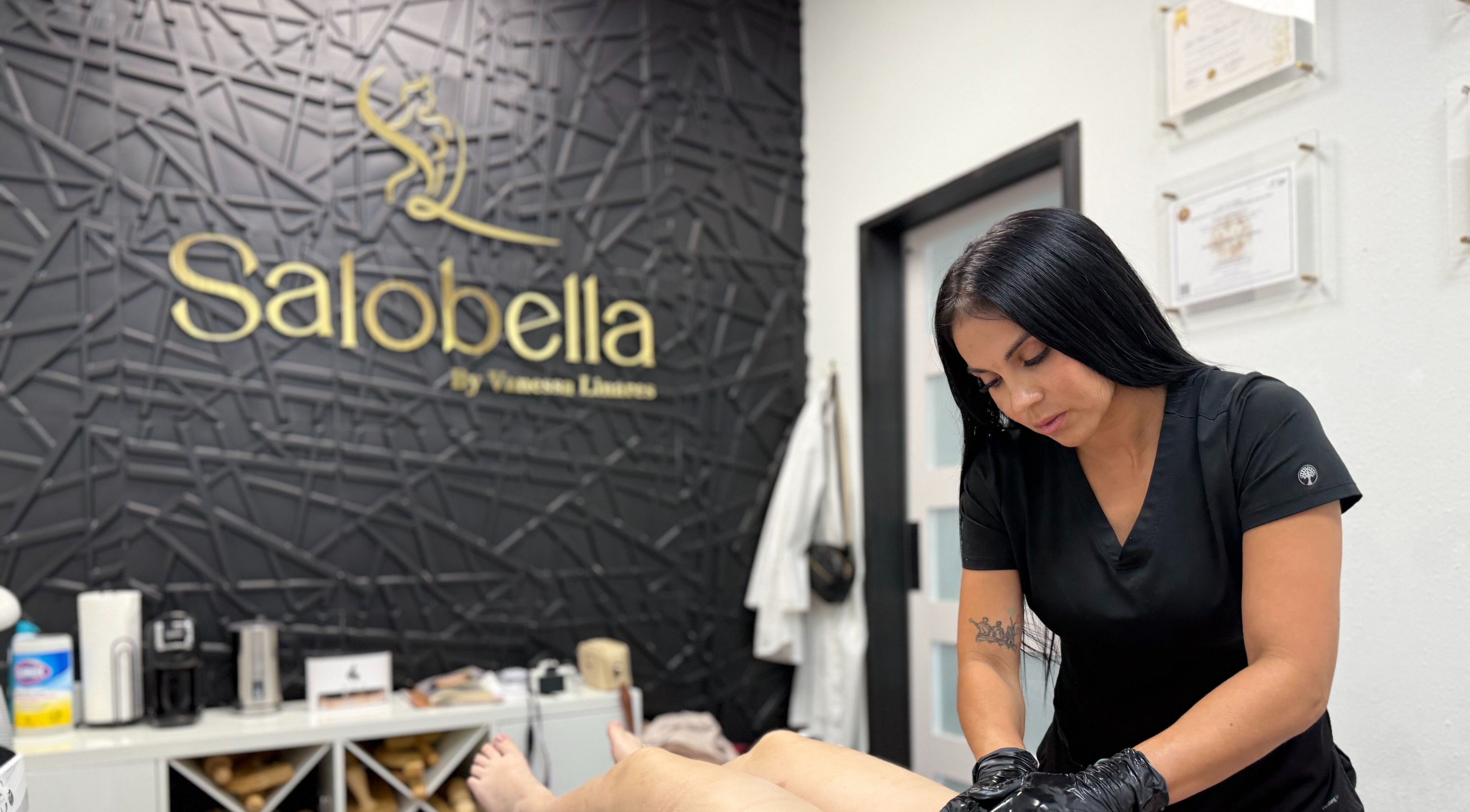 Esteticista realizando tratamiento en Salobella, Orlando, Florida, US. Servicio de belleza y bienestar.