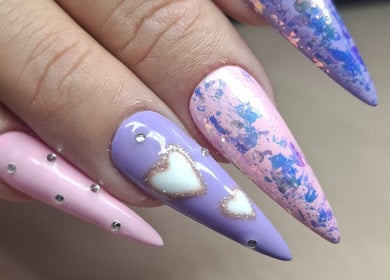 Diseño de uñas colorido en SelecabreraStudio, Córdoba, Córdoba, AR, con decoración y estilo único.