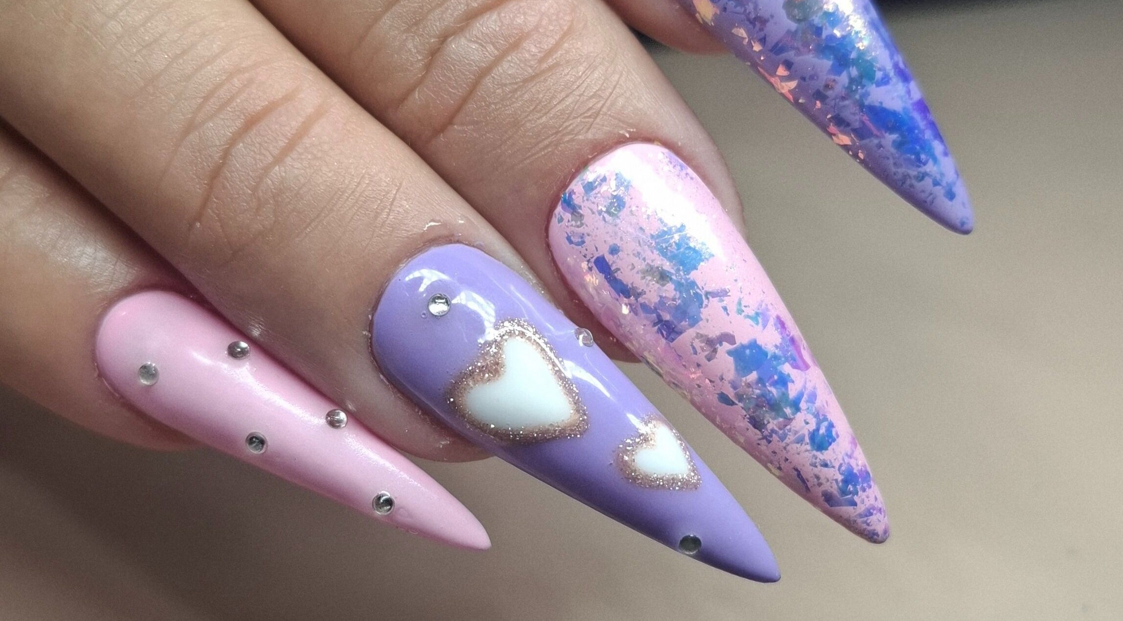 Diseño de uñas colorido en SelecabreraStudio, Córdoba, Córdoba, AR, con decoración y estilo único.