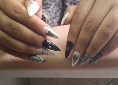 Manicura artística en SelecabreraStudio, Córdoba, Córdoba, AR con diseños elaborados en blanco y negro.