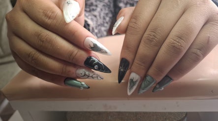 Manicura artística en SelecabreraStudio, Córdoba, Córdoba, AR con diseños elaborados en blanco y negro.