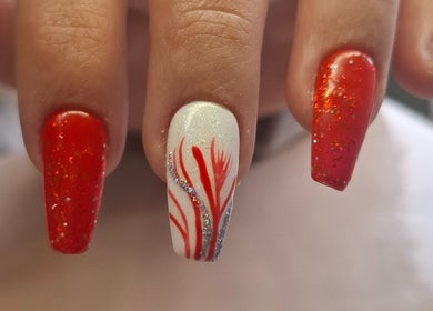 Diseño de uñas con esmalte rojo y blanco en SelecabreraStudio, Córdoba, Córdoba, AR.